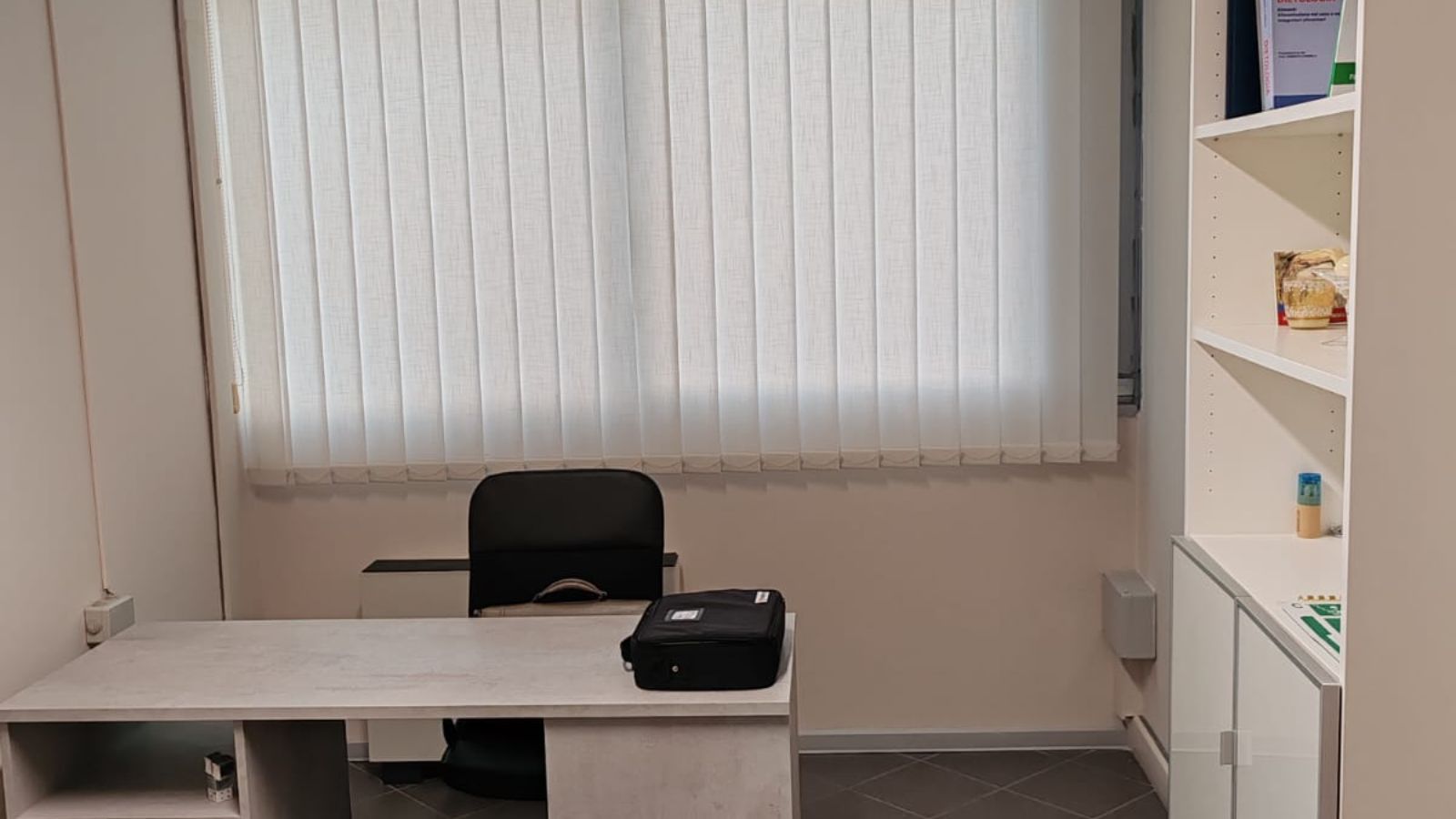 Stanza uso studio in appartamento condiviso